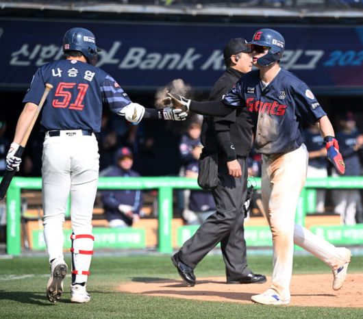 [OSEN=잠실, 이대선 기자] 26일 오후 서울 잠실야구장에서 2025 신한 SOL Bank KBO리그 두산 베어스와 롯데 자이언츠의 경기가 열렸다.두산은 잭로그, 롯데는 나균안을 선발 투수로 내세웠다.6회초 1사 1,3루에서 롯데 3루주자 윤동희가 이중도루에 성공하며 환호하고 있다. 2025.04.26 /sunday@osen.co.kr