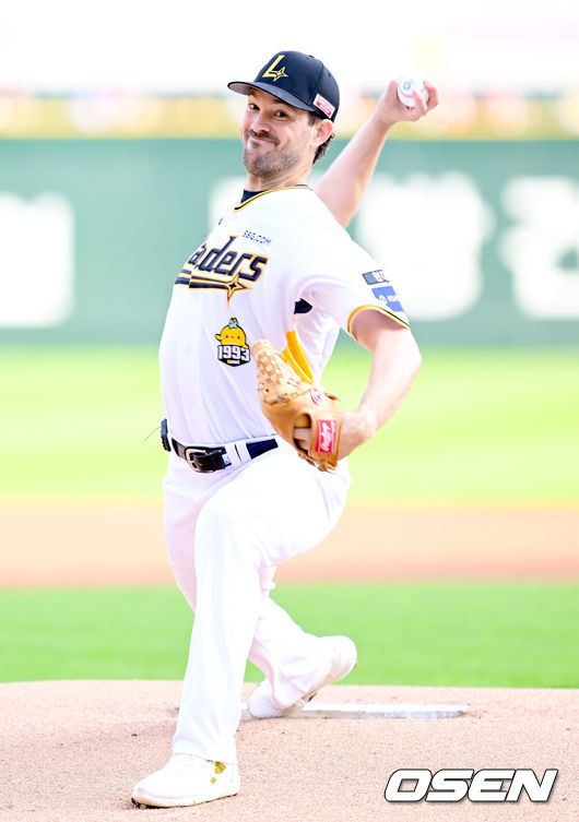 [OSEN=인천, 김성락 기자] 26일 인천 미추홀구 SSG랜더스필드에서 '2025 신한 SOL Bank KBO리그' SSG 랜더스와 키움 히어로즈의 경기가 열렸다. 홈팀 SSG는 앤더슨, 키움은 로젠버그를 선발로 내세웠다. 1회초 SSG 선발 앤더슨이 마운드에 올라 힘차게 공을 뿌리고 있다. 2025.04.26 / ksl0919@osen.co.kr