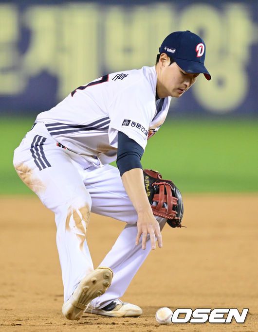 [OSEN=잠실, 김성락 기자] 25일 오후 서울 잠실야구장에서 ‘2025 신한 SOL Bank KBO리그’ 두산 베어스와 롯데 자이언츠의 경기가 열렸다.홈팀 두산은 최원준, 원정팀 롯데는 데이비슨을 선발로 내세웠다. 8회초 1사 롯데 황성빈의 유격수 땅볼 때 두산 유격수 박지훈이 포구실책을 범한 뒤 아쉬워하고 있다. 2025.04.25/ ksl0919@osen.co.kr