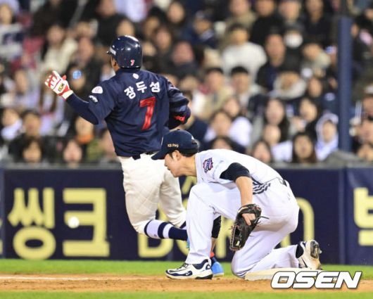 [OSEN=잠실, 김성락 기자] 25일 오후 서울 잠실야구장에서 ‘2025 신한 SOL Bank KBO리그’ 두산 베어스와 롯데 자이언츠의 경기가 열렸다.홈팀 두산은 최원준, 원정팀 롯데는 데이비슨을 선발로 내세웠다. 8회초 1사 1, 3루 롯데 장두성이 1타점 번트안타 때 두산 2루수 오명진이 투수 박치국의 악송구를 놓치고 있다. 이때 2루주자 고승민이 홈으로 내달려 추가 득점을 올렸다. 2025.04.25/ ksl0919@osen.co.kr