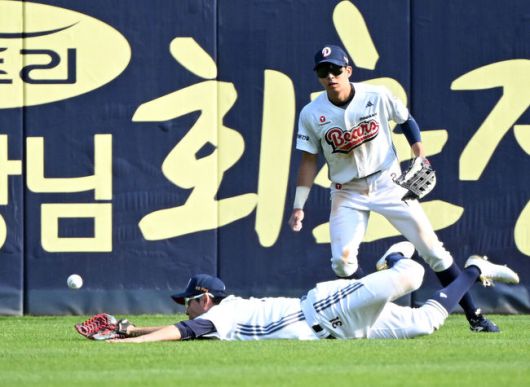 [OSEN=잠실, 이대선 기자] 26일 오후 서울 잠실야구장에서 2025 신한 SOL Bank KBO리그 두산 베어스와 롯데 자이언츠의 경기가 열렸다.두산은 잭로그, 롯데는 나균안을 선발 투수로 내세웠다.8회초 무사 2루에서 두산 정수빈이 롯데 레이예스의 타구를 놓치고 있다. 2025.04.26 /sunday@osen.co.kr