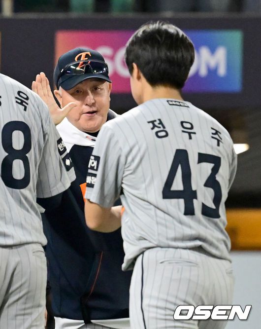 [OSEN=김성락 기자] 한화 김경문 감독이 정우주와 승리 하이파이브를 하고 있다. 2025.04.17 / ksl0919@osen.co.kr