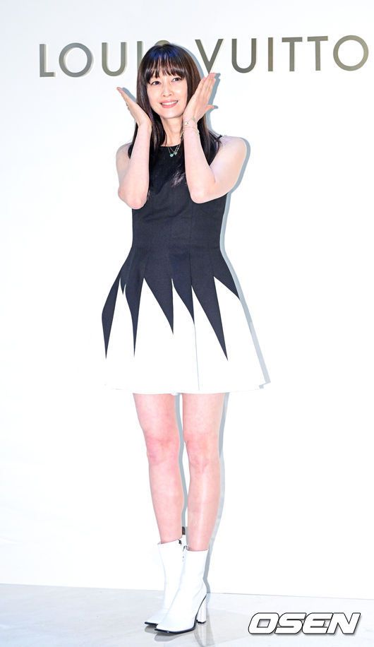 [OSEN=최규한 기자] 25일 오전 서울 신천동 롯데월드몰 더 크라운에서 한 패션 브랜드의 파인 주얼리 팝업 포토콜 행사가 열렸다.이날 행사에는 정호연, 원지안, 이나영 등이 참석해 자리를 빛냈다.배우 이나영이 포즈를 취하고 있다. 2025.04.25 / dreamer@osen.co.kr