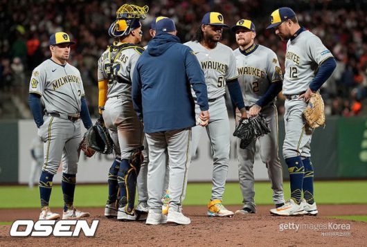[사진] 밀워키 팻 머피 감독이 투수 프레디 페랄타를 교체하고 있다. ⓒGettyimages(무단전재 및 재배포 금지)