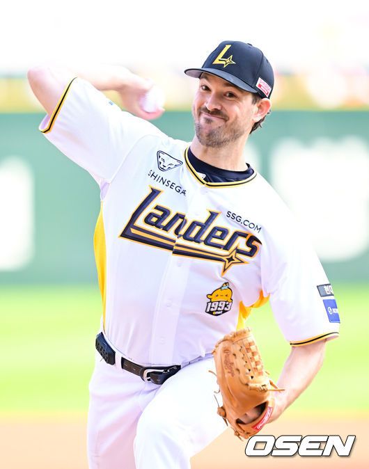 [OSEN=인천, 김성락 기자] 26일 인천 미추홀구 SSG랜더스필드에서 '2025 신한 SOL Bank KBO리그' SSG 랜더스와 키움 히어로즈의 경기가 열렸다. 홈팀 SSG는 앤더슨, 키움은 로젠버그를 선발로 내세웠다. 1회초 SSG 선발 앤더슨이 마운드에 올라 힘차게 공을 뿌리고 있다. 2025.04.26 / ksl0919@osen.co.kr
