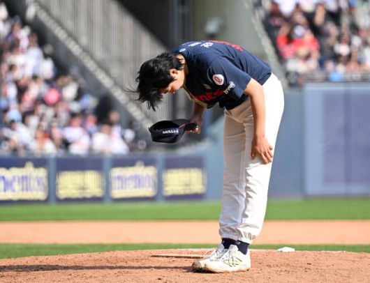 [OSEN=잠실, 이대선 기자] 26일 오후 서울 잠실야구장에서 2025 신한 SOL Bank KBO리그 두산 베어스와 롯데 자이언츠의 경기가 열렸다.두산은 잭로그, 롯데는 나균안을 선발 투수로 내세웠다.9회초 잠실 마운드에 오른 롯데 정철원이 친정 팬들을 향해 인사를 하고 있다. 2025.04.26 /sunday@osen.co.kr