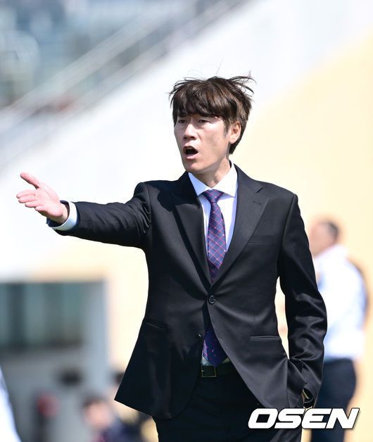 [OSEN=수원, 최규한 기자] 26일 오후 경기도 수원종합운동장에서 ‘하나은행 K리그1 2025’ 수원FC와 전북 현대의 경기가 열렸다.홈팀 수원FC는 1승 4무 4패 승점 7점으로 12위, 방문팀 전북은 4승 3무 2패 승점 15점으로 4위에 자리하고 있다.전반 수원FC 김은중 감독이 작전 지시를 내리고 있다. 2025.04.26 / dreamer@osen.co.kr