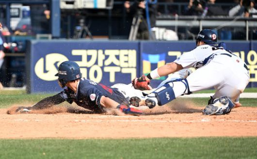 [OSEN=잠실, 이대선 기자] 26일 오후 서울 잠실야구장에서 2025 신한 SOL Bank KBO리그 두산 베어스와 롯데 자이언츠의 경기가 열렸다.두산은 잭로그, 롯데는 나균안을 선발 투수로 내세웠다.8회초 무사 2루에서 롯데 레이예스의 좌중간 적시 2루타 때 2루주자 윤동희가 홈으로 쇄도해 세이프되고 있다. 2025.04.26 /sunday@osen.co.kr
