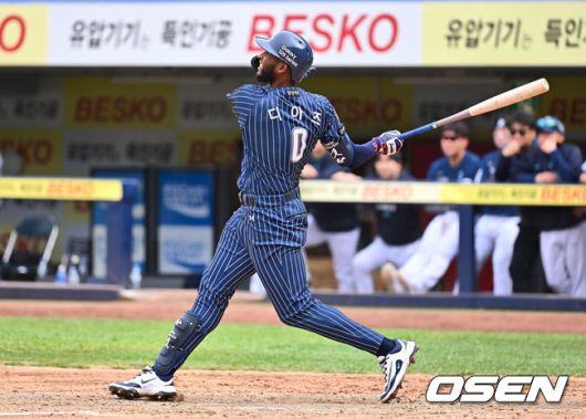 [OSEN=대구, 이석우 기자] 27일 대구삼성라이온즈파크에서 2025 신한 SOL 뱅크 KBO 리그 삼성 라이온즈와 NC 다이노스의 경기가 열렸다. 홈팀 삼성은 레예스가, 방문팀 NC는 신민혁이 선발 출전했다. 삼성 라이온즈 디아즈가 5회말 1사 우월 솔로 홈런을 치고 있다. 2025.04.27 / foto0307@osen.co.kr