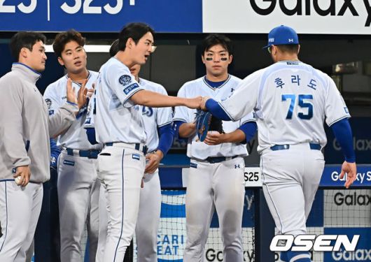 [OSEN=대구, 이석우 기자] 26일 대구삼성라이온즈파크에서 2025 신한 SOL 뱅크 KBO 리그 삼성 라이온즈와 NC 다이노스의 경기가 열렸다. 홈팀 삼성은 후라도가, 방문팀 NC는 이용찬이 선발 출전했다. 삼성 라이온즈 후라도가 6회초 수비를 마치고 구자욱과 하이파이브를 하고 있다. 2025.04.26 / foto0307@osen.co.kr