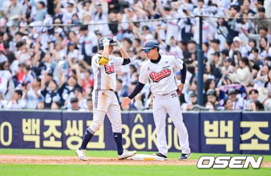 [OSEN=잠실, 박준형 기자]  27일 오후 서울 잠실구장에서 ‘2025 신한 SOL BANK KBO리그’ 두산 베어스와 롯데 자이언츠의 경기가 진행됐다.이날 경기에서 두산은 최승용을, 롯데는 박진을 선발투수로 내세웠다.4회말 2사 2루 두산 정수빈이 안타를 날린뒤 세리머니를 하고 있다.     2025.04.27 / soul1014@osen.co.kr