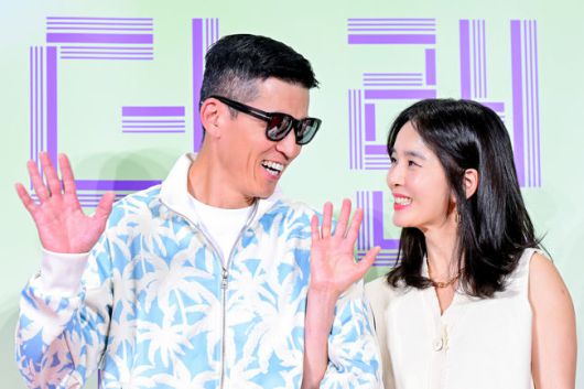 [OSEN=지형준 기자] 31일 오후 서울 메가박스 코엑스에서 영화 '원더랜드' VIP 시사회가 열렸다.'원더랜드'는 죽은 사람을 인공지능으로 복원하는 영상통화 서비스 ‘원더랜드’를 통해 사랑하는 사람과 다시 만나는 이야기로 6월 5일 전국 극장에서 만날 수 있다.가수 션, 배우 정혜영 부부가 참석해 포즈를 취하고 있다. 2024.05.31 /jpnews@osen.co.kr