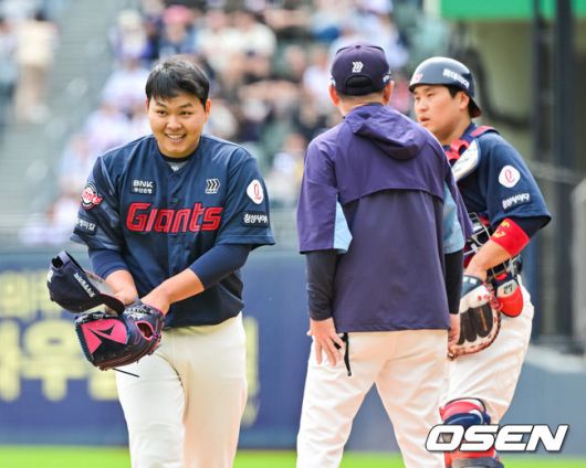 [OSEN=잠실, 박준형 기자]  27일 오후 서울 잠실구장에서 ‘2025 신한 SOL BANK KBO리그’ 두산 베어스와 롯데 자이언츠의 경기가 진행됐다.이날 경기에서 두산은 최승용을, 롯데는 박진을 선발투수로 내세웠다.4회말 1사 1,2루 롯데 주형광 코치가 선발투수 박진을 교체시키고 있다.    2025.04.27 / soul1014@osen.co.kr