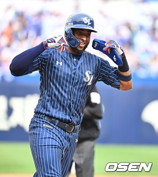 [OSEN=대구, 이석우 기자] 27일 대구삼성라이온즈파크에서 2025 신한 SOL 뱅크 KBO 리그 삼성 라이온즈와 NC 다이노스의 경기가 열렸다. 홈팀 삼성은 레예스가, 방문팀 NC는 신민혁이 선발 출전했다. 삼성 라이온즈 디아즈가 5회말 1사 우월 솔로 홈런을 치고 세리머니를 하고 있다. 2025.04.27 / foto0307@osen.co.kr
