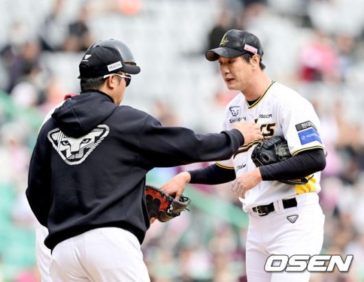 [OSEN=인천, 김성락 기자] 27일 인천 미추홀구 SSG랜더스필드에서 '2025 신한 SOL Bank KBO리그' SSG 랜더스와 키움 히어로즈의 경기가 열렸다. 홈팀 SSG는 김광현, 키움은 하영민을 선발로 내세웠다. 4회초 1사 1, 2루 SSG 김광현이 강판되고 있다. 2025.04.27 / ksl0919@osen.co.kr