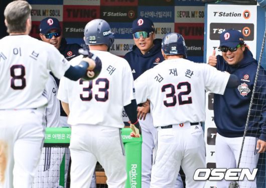 [OSEN=잠실, 박준형 기자]  27일 오후 서울 잠실구장에서 ‘2025 신한 SOL BANK KBO리그’ 두산 베어스와 롯데 자이언츠의 경기가 진행됐다.이날 경기에서 두산은 최승용을, 롯데는 박진을 선발투수로 내세웠다.4회말 두산 이승엽 감독이 오명진의 선취 만루홈런때 미소 짓고 있다.     2025.04.27 / soul1014@osen.co.kr