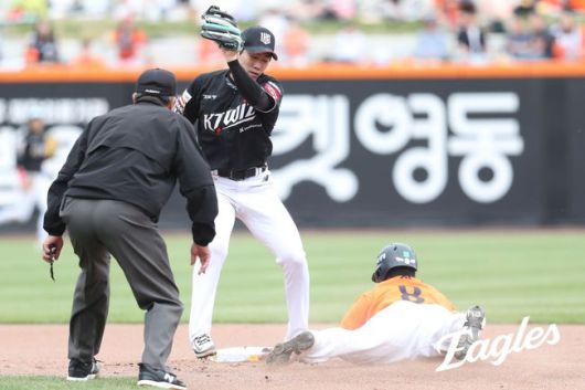 한화 노시환이 27일 대전 KT전에서 6회 2루 도루에 성공하고 있다. /한화 이글스 제공