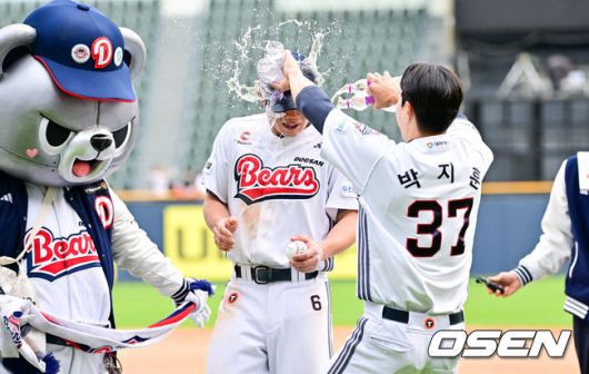 [OSEN=잠실, 박준형 기자]  두산 이승엽호가‘시범경기 타격왕’ 오명진의 결승 만루홈런에 힘입어 연패를 끊어냈다.프로야구 두산 베어스는 27일 서울 잠실구장에서 열린 2025 신한 SOL뱅크 KBO리그 롯데 자이언츠와의 시즌 6차전에서 13-4 대승을 거뒀다.경기종료 후 두산 오명진이 박지훈의 축하 물세례를 받고 있다.     .2025.04.27 / soul1014@osen.co.kr