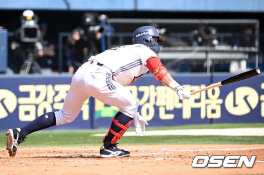 두 타석만에 멀티 히트 완성한 김민석