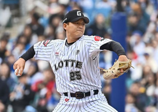 [OSEN=대구, 이석우 기자] 20일 대구삼성라이온즈파크에서 2025 신한 SOL 뱅크 KBO 리그 삼성 라이온즈와 롯데 자이언츠의 경기가 열렸다. 홈팀 삼성은 후라도가, 방문팀 롯데는 나균안이 선발 출전했다. 롯데 자이언츠 박시영이 역투하고 있다. 2025.04.20 / foto0307@osen.co.kr