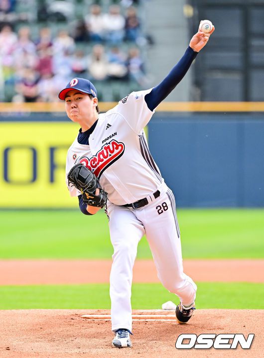 [OSEN=잠실, 박준형 기자]  27일 오후 서울 잠실구장에서 ‘2025 신한 SOL BANK KBO리그’ 두산 베어스와 롯데 자이언츠의 경기가 진행됐다.이날 경기에서 두산은 최승용을, 롯데는 박진을 선발투수로 내세웠다.1회초 두산 선발투수 최승용가 역투하고 있다.    2025.04.27 / soul1014@osen.co.kr