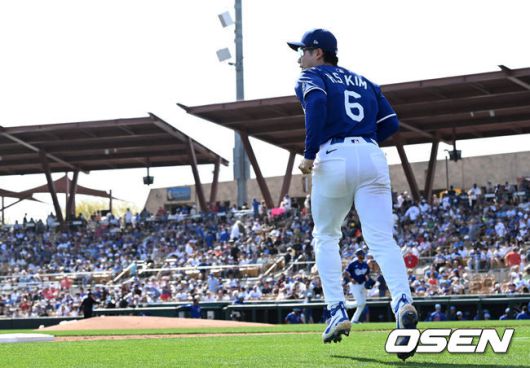 [OSEN=애리조나(미국), 이대선 기자] 21일(한국시간) 미국 애리조나주 글렌데일 캐멀백 랜치에서 2025 메이저리그 LA 다저스와 시카고 컵스의 시범 경기가 열렸다.김혜성은 다저스와 최대 3+2년 2200만 달러(약 320억원) 계약에 합의하며 메이저리그 진출에 성공했다.LA 다저스 김혜성이 수비를 위해 그라운드로 나가고 있다.  2025.02.21 / sunday@osen.co.kr