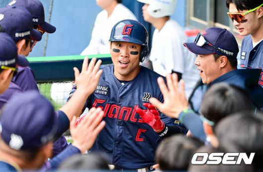 [OSEN=잠실, 박준형 기자]  27일 오후 서울 잠실구장에서 ‘2025 신한 SOL BANK KBO리그’ 두산 베어스와 롯데 자이언츠의 경기가 진행됐다.이날 경기에서 두산은 최승용을, 롯데는 박진을 선발투수로 내세웠다.5회초 1사 롯데 전준우가 솔로홈런을 날리고 동료들의 축하를 받고 있다.      2025.04.27 / soul1014@osen.co.kr