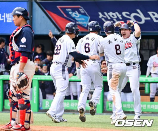 [OSEN=잠실, 박준형 기자]  27일 오후 서울 잠실구장에서 ‘2025 신한 SOL BANK KBO리그’ 두산 베어스와 롯데 자이언츠의 경기가 진행됐다.이날 경기에서 두산은 최승용을, 롯데는 박진을 선발투수로 내세웠다.4회말 두산 김재환과 케이브, 김인태가 선취 만루홈런 날린 오명진을 맞이하고 있다.    2025.04.27 / soul1014@osen.co.kr