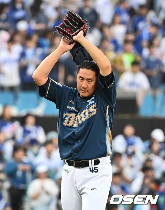 [OSEN=대구, 이석우 기자] 26일 대구삼성라이온즈파크에서 2025 신한 SOL 뱅크 KBO 리그 삼성 라이온즈와 NC 다이노스의 경기가 열렸다. 홈팀 삼성은 후라도가, 방문팀 NC는 이용찬이 선발 출전했다. NC 다이노스 선발 투수 이용찬이 1회말 3실점하고 아쉬워하고 있다. 2025.04.26 / foto0307@osen.co.kr