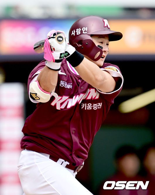 [OSEN=인천, 김성락 기자] 27일 인천 미추홀구 SSG랜더스필드에서 '2025 신한 SOL Bank KBO리그' SSG 랜더스와 키움 히어로즈의 경기가 열렸다. 홈팀 SSG는 김광현, 키움은 하영민을 선발로 내세웠다. 4회초 1사 1, 2루 키움 최주환이 1타점 적시타를 날리고 있다. 2025.04.27 / ksl0919@osen.co.kr