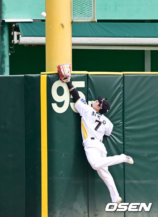 [OSEN=인천, 김성락 기자] 27일 인천 미추홀구 SSG랜더스필드에서 '2025 신한 SOL Bank KBO리그' SSG 랜더스와 키움 히어로즈의 경기가 열렸다. 홈팀 SSG는 김광현, 키움은 하영민을 선발로 내세웠다. 3회초 2사 만루 키움 오선진의 선취 만루 홈런 때 SSG 좌익수 최준우가 몸을 날렸지만 타구를 놓치고 있다. 2025.04.27 / ksl0919@osen.co.kr