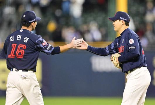 [OSEN=잠실, 김성락 기자] 롯데 자이언츠가 신동빈 회장의 깜짝 응원에 힘입어 두산을 완파하고 다시 연승 가도에 올라섰다.프로야구 롯데 자이언츠는 25일 서울 잠실구장에서 열린 2025 신한 SOL뱅크 KBO리그 두산 베어스와의 시즌 4차전에서 8-2 완승을 거뒀다.승리가 확정된 순간 롯데 김민성, 박시영이 기쁨을 나누고 있다. 2025.04.25/ ksl0919@osen.co.kr