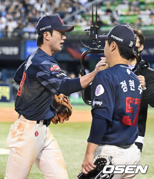 [OSEN=잠실, 김성락 기자] 25일 오후 서울 잠실야구장에서 ‘2025 신한 SOL Bank KBO리그’ 두산 베어스와 롯데 자이언츠의 경기가 열렸다.홈팀 두산은 최원준, 원정팀 롯데는 데이비슨을 선발로 내세웠다. 7회말 종료 후 롯데 전민재, 정현수가 하이파이브를 하고 있다. 2025.04.25/
