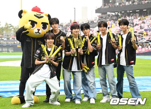 [OSEN=광주, 이대선 기자] 22일 광주-기아 챔피언스필드에서 열릴 예정이던 2024 프로야구 NC 다이노스와 KIA 타이거즈의 경기가 우천으로 취소됐다.전날에 이어 이틀 연속 취소이다. NC는 20일 창원 롯데전부터 사흘연속 우천취소이다.공 감독대행은 취임 이후 사흘째 경기 지휘를 못했다. 취소된 경기는 29일 이후로 새롭게편성될 예정이다.시구 예정이었던 NCT 위시 멤버들이 경기가 취소되자 그라운드에서 인사를 하고 있다. 2024.09.22 /sunday@osen.co.kr