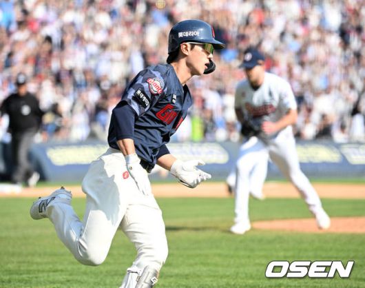[OSEN=잠실, 이대선 기자] 26일 오후 서울 잠실야구장에서 2025 신한 SOL Bank KBO리그 두산 베어스와 롯데 자이언츠의 경기가 열렸다.두산은 잭로그, 롯데는 나균안을 선발 투수로 내세웠다.7회초 2사 2루에서 롯데 전민재가 좌전 적시타를 치고 그라운드를 달리고 있다. 2025.04.26 /sunday@osen.co.kr