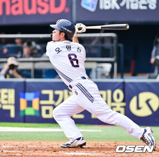 [OSEN=잠실, 박준형 기자]  27일 오후 서울 잠실구장에서 ‘2025 신한 SOL BANK KBO리그’ 두산 베어스와 롯데 자이언츠의 경기가 진행됐다.이날 경기에서 두산은 최승용을, 롯데는 박진을 선발투수로 내세웠다.4회말 1사 만루 두산 오명진이 만루홈런을 날리고 있다.    2025.04.27 / soul1014@osen.co.kr