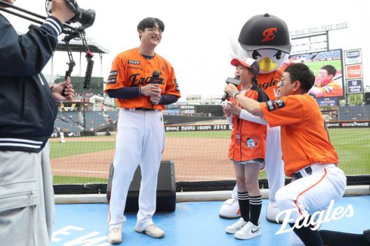 한화 이진영이 27일 대전 KT전 승리 수훈선수로 응원단상에 올라 팬들과 만났다. /한화 이글스 제공