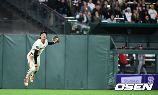 [OSEN=오라클 파크(미국 샌프란시스코), 지형준 기자] 9일(이하 한국시간) 미국 캘리포니아주 샌프란시스코 오라클 파크에서 2024 메이저리그 샌프란시스코 자이언츠와 워싱턴 내셔널스의 경기가 열렸다.올 시즌 샌프란시스코와 6년 1억1300만 달러(약 1530억원)에 계약한 이정후는 10경기 타율 2할5리(39타수 8안타) 1홈런 4타점 3득점 OPS .549를 기록중이다. 데뷔 첫 6경기에서 7안타 1홈런을 몰아쳤지만 이후 4경기에서는 1안타를 기록하는데 그쳤다. 하지만 지난 8일 경기에서 첫 타석부터 안타를 때려내며 3경기 연속 무안타에서 탈출했다. 이날 경기에서는 반등을 노린다.8회초 1사 1루 워싱턴 립스콤의 안타때 이정후 중견수가 3루까지 진루 시도한 1루 주자 바르가스를 아웃시키고 있다. 2024.04.09 /jpnews@osen.co.kr