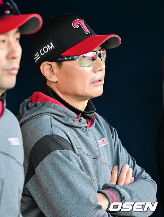 [OSEN=잠실, 민경훈 기자] 24일 오후 서울 잠실야구장에서 2025 신한 SOL Bank KBO리그 LG 트윈스와 NC 다이노스의 경기가 열렸다.홈팀 LG는 치리노스, 원정팀 NC는 라일리를 선발로 내세웠다LG 염경엽 감독이 덕아웃에서 경기를 주시하고 있다. 2025.04.24 / rumi@osen.co.kr