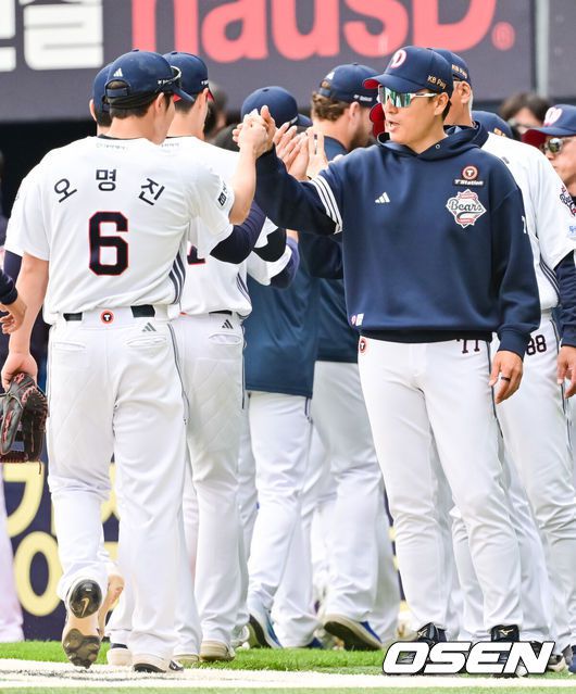 [OSEN=잠실, 박준형 기자]  두산 이승엽호가‘시범경기 타격왕’ 오명진의 결승 만루홈런에 힘입어 연패를 끊어냈다.프로야구 두산 베어스는 27일 서울 잠실구장에서 열린 2025 신한 SOL뱅크 KBO리그 롯데 자이언츠와의 시즌 6차전에서 13-4 대승을 거뒀다.경기종료 후 두산 이승엽 감독이 6타점 기록한 오명진과 하이파이브를 하고 있다  2025.04.27 /