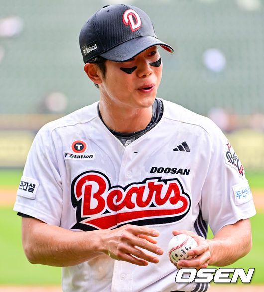 [OSEN=잠실, 박준형 기자]  두산 이승엽호가‘시범경기 타격왕’ 오명진의 결승 만루홈런에 힘입어 연패를 끊어냈다.프로야구 두산 베어스는 27일 서울 잠실구장에서 열린 2025 신한 SOL뱅크 KBO리그 롯데 자이언츠와의 시즌 6차전에서 13-4 대승을 거뒀다.경기종료 후 두산 오명진이 데뷔 첫 홈런 겸 만루홈런 기념구를 보이고 있다.2025.04.27 / soul1014@osen.co.kr