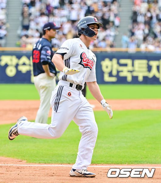 [OSEN=잠실, 박준형 기자]  27일 오후 서울 잠실구장에서 ‘2025 신한 SOL BANK KBO리그’ 두산 베어스와 롯데 자이언츠의 경기가 진행됐다.이날 경기에서 두산은 최승용을, 롯데는 박진을 선발투수로 내세웠다.4회말 1사 만루 두산 오명진이 베이스를 돌며 환호하고 있다.    2025.04.27 / soul1014@osen.co.kr