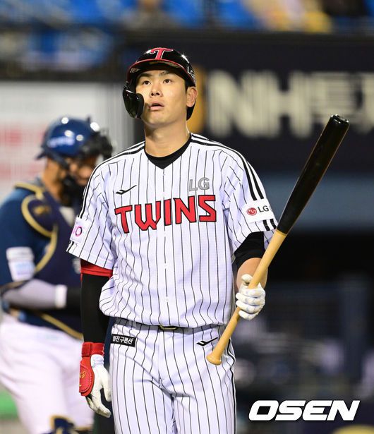 [OSEN=잠실, 김성락 기자] 23일 오후 서울 잠실야구장에서 2025 신한 SOL Bank KBO리그 LG 트윈스와 NC 다이노스의 경기가 열렸다.LG는 송승기, NC는 로건을 선발 투수로 내세웠다.8회말 1사 LG 대타 홍창기가 헛스윙 삼진으로 물러나고 있다. 2025.04.23 / ksl0919@osen.co.kr