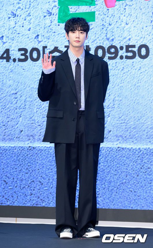 [OSEN=이대선 기자] 29일 오후 서울 구로구 더세인트에서 KBS 2TV 새 수목드라마 ‘24시 헬스클럽’ 제작발표회가 열렸다.‘24시 헬스클럽’은 근성이 넘치는 헬치광이 관장 도현중이 근심이 과다한 헬린이 회원들의 인생을 파격 교정하며 펼쳐지는 두근두근 근(筋)성장 코맨스(코믹 로맨스)다.배우 이준영이 포토타임을 가지고 있다. 2025.04.29 /sunday@osen.co.kr