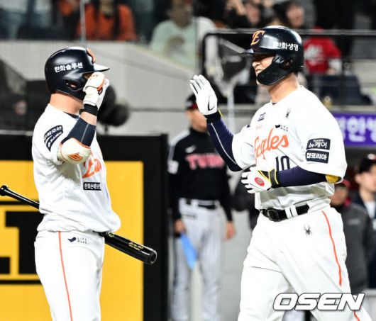 [OSEN=대전, 지형준 기자] 29일 대전 한화생명볼파크에서 2025 신한 SOL Bank KBO리그 한화 이글스와 LG 트윈스의 경기가 열렸다.이날 한화는 우완 라이언 와이스, LG는 좌완 송승기가 선발로 나섰다. 4회말 무사에서 한화 이진영이 동점 중월 솔로포를 날리며 이도윤과 기뻐학고 있다. 2025.04.29 /jpnews@osen.co.kr