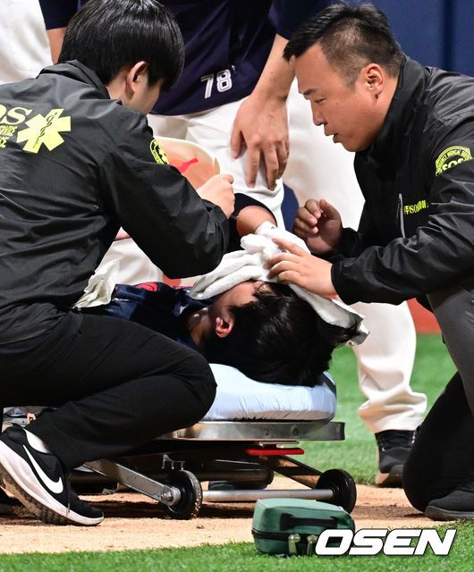 [OSEN=고척, 조은정 기자]29일 오후 서울 고척스카이돔에서 ‘2025 신한 SOL BANK KBO리그’  키움 히어로즈와 롯데 자이언츠의 경기가 진행됐다.이날 경기에서 키움은 김윤하를, 롯데는 반즈를 선발투수로 내세웠다.7회초 1사 1,2루 롯데 전민재가 키움 양지율에게 헤드샷을 맞은 뒤 들것에 실려 병원으로 이송되고 있다.  2025.04.29 /cej@osen.co.kr
