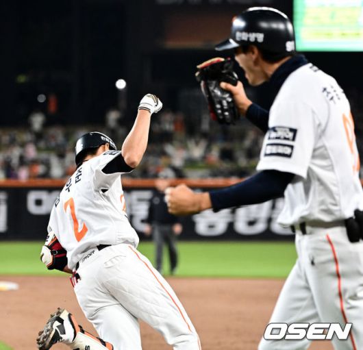 [OSEN=대전, 지형준 기자] 29일 대전 한화생명볼파크에서 2025 신한 SOL Bank KBO리그 한화 이글스와 LG 트윈스의 경기가 열렸다.이날 한화는 우완 라이언 와이스, LG는 좌완 송승기가 선발로 나섰다. 4회말 2사에서 한화 심우준이 역전 솔로포를 날리며 추승우 코치와 기뻐하고 있다. 2025.04.29 /jpnews@osen.co.kr