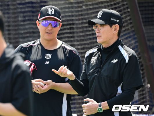 [OSEN=수원, 김성락 기자] 18일 오후 수원 KT위즈파크에서 ‘2024 신한 SOL Bank KBO리그’ KT 위즈와 LG 트윈스의 경기가 열렸다.이날 홈팀 KT는 주권, 원정팀 LG는 최원태를 선발로 내세운다.경기 시작에 앞서 KT 황재균, 이강철 감독이 이야기를 나누고 있다.  2024.05.18 /