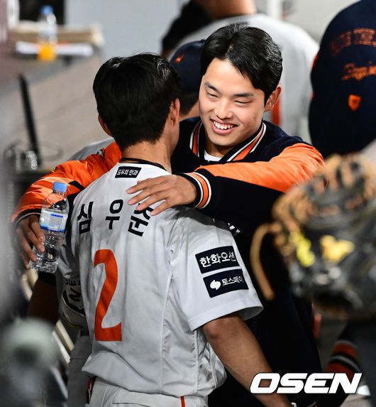 [OSEN=대전, 지형준 기자] 29일 대전 한화생명볼파크에서 2025 신한 SOL Bank KBO리그 한화 이글스와 LG 트윈스의 경기가 열렸다.이날 한화는 우완 라이언 와이스, LG는 좌완 송승기가 선발로 나섰다. 4회말 2사에서 한화 심우준이 역전 솔로포를 날리며 문동주와 기뻐하고 있다. 2025.04.29 /jpnews@osen.co.kr