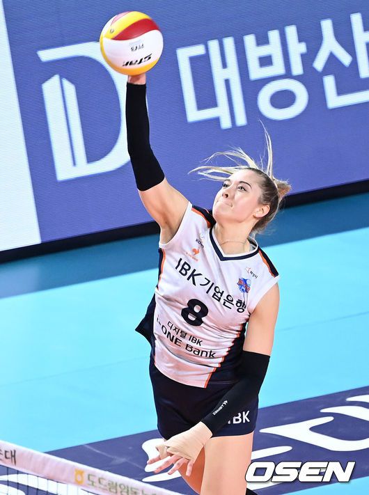 [OSEN=인천, 이대선 기자] 23일 오후 인천 부평구 인천삼산월드체육관에서 2021-2022 도드람 V-리그 여자부 정규리그 프로배구 흥국생명과 IBK기업은행의 경기가 열렸다.1세트 IBK기업은행 라셈이 흥국생명의 블로킹 벽을 피해 공격을 시도하고 있다. 2021.11.23 /sunday@osen.co.kr